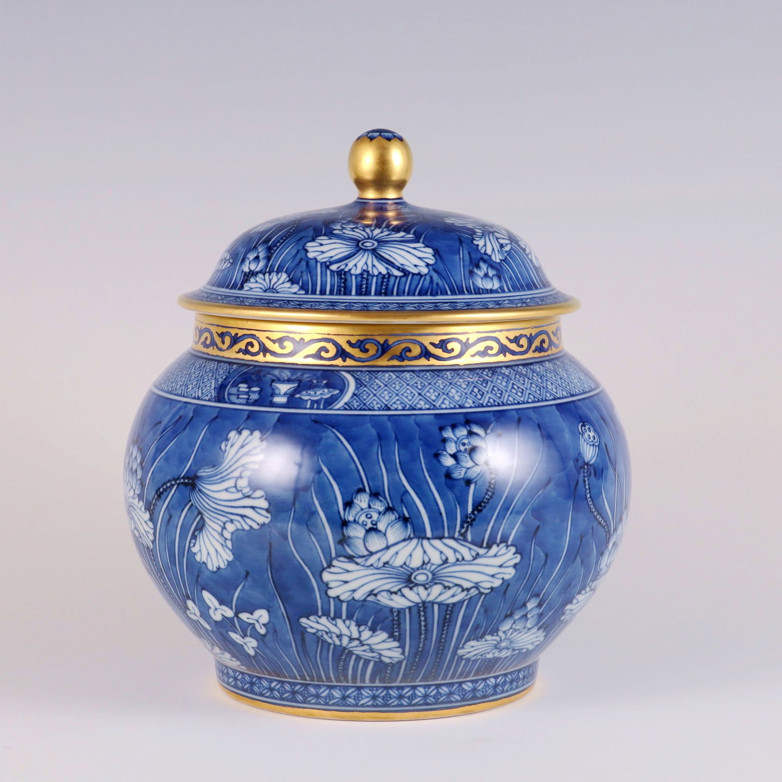 A BLUE AND WHITE BLUE GROUND GOLD-DESCRIBED LOTUS TEA CADDY (1 of 9)
