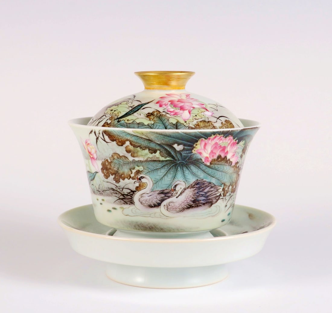 A ENAMEL PAINTED LOTUS COVERED TEA BOWL, SET OF THREE: A ENAMEL PAINTED LOTUS COVERED TEA BOWL, SET OF THREE H:11CM,D:11.5CM