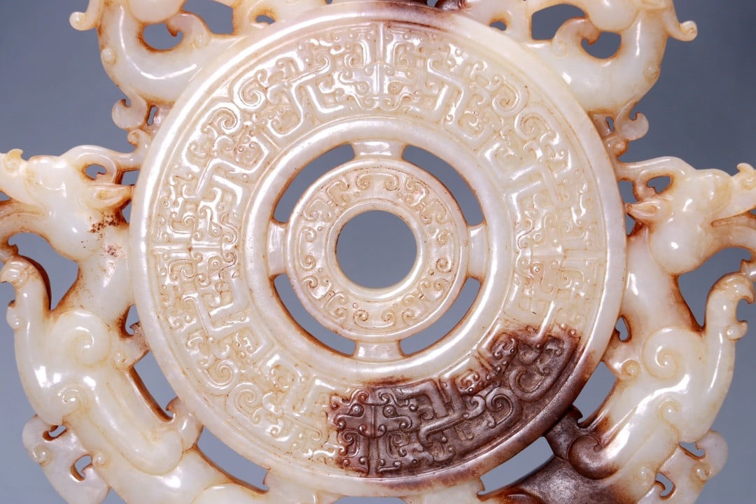 A HETIAN JADE DRAGON PATTERN DISC - 9