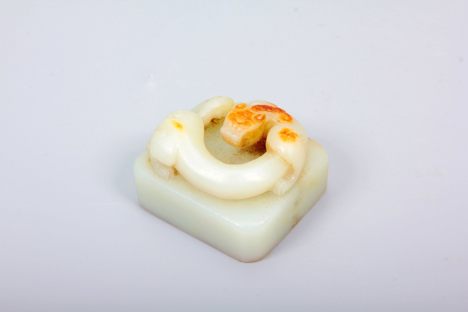 A HETIAN JADE CHI DRAGON KNOB SEAL: A HETIAN JADE CHI DRAGON KNOB SEAL H:3.2CM,5*4.4CM