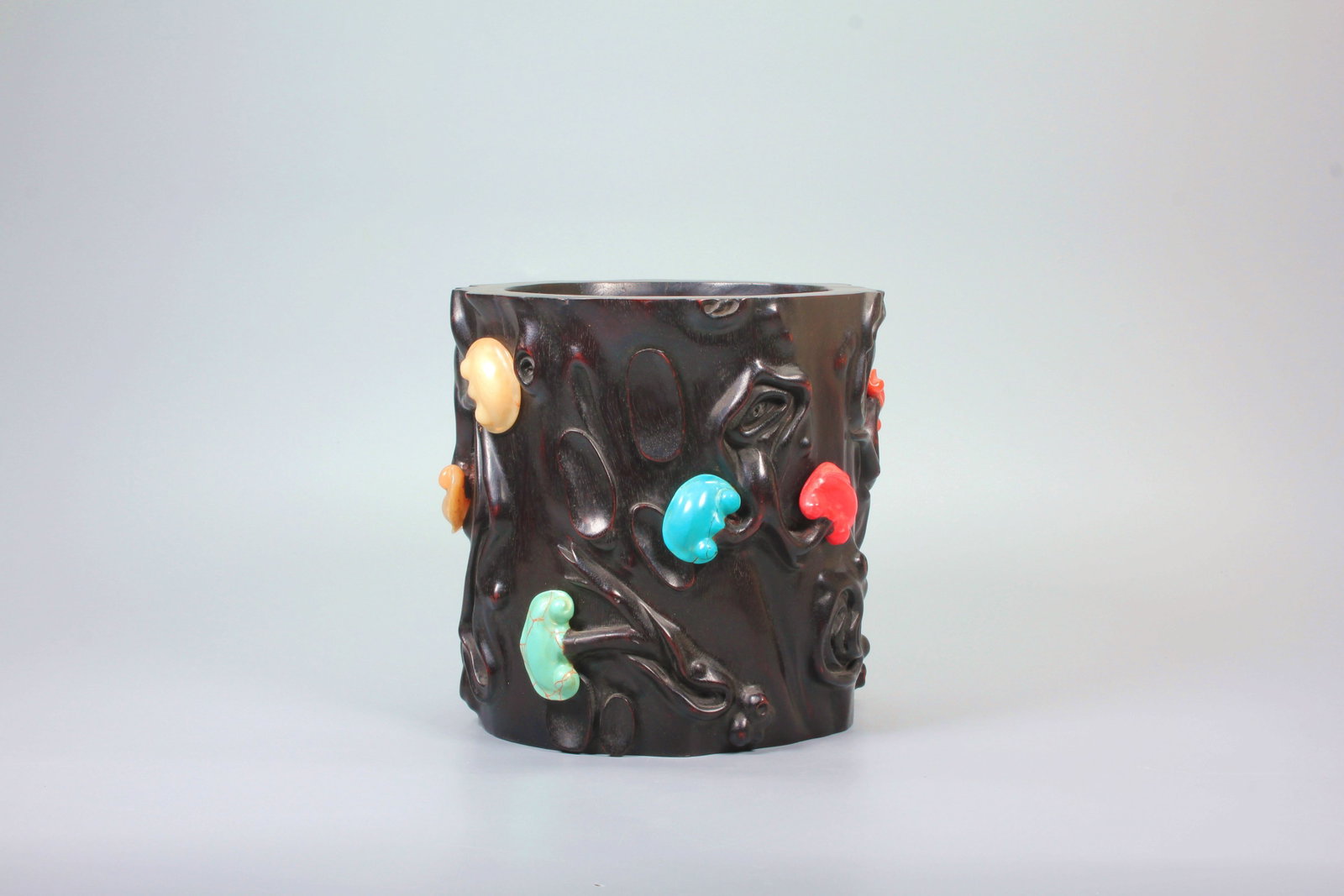 A ZITAN INLAID JADE GANODERMA TREE STUMP BRUSH POT: A ZITAN INLAID JADE GANODERMA TREE STUMP BRUSH POT H:15.6CM,D:15.6CM
