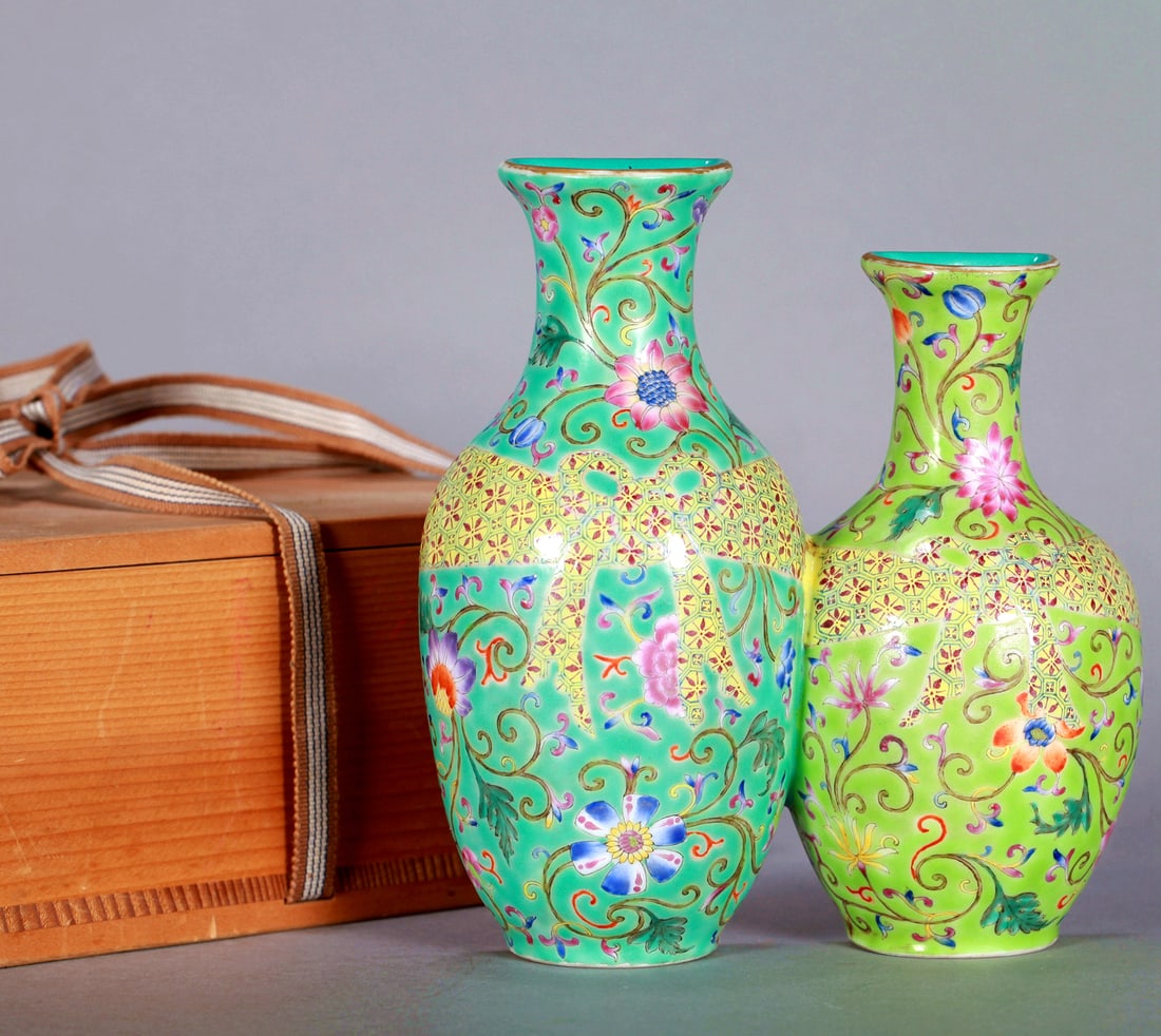 A FAMILLE ROSE INTERLOCKING FLORAL DOUBLE-LINKED HANGING VASE: A FAMILLE ROSE INTERLOCKING FLORAL DOUBLE-LINKED HANGING VASE H:19CM