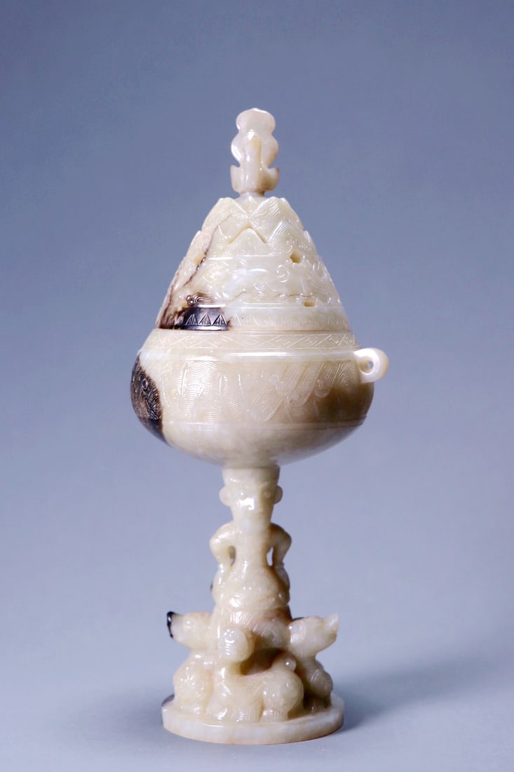A HETIAN JADE BEAST PATTERN FIGURAL BOSHAN CENSER: A HETIAN JADE BEAST PATTERN FIGURAL BOSHAN CENSER W:8.3CM, H:19.5CM