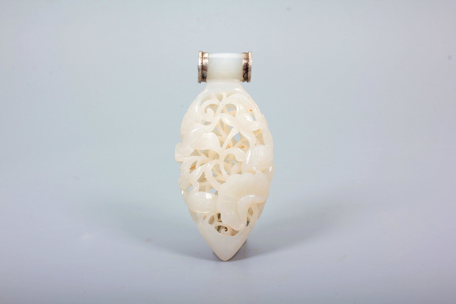 A HETIAN JADE ‘UNINTERRUPTED SUCCESS’ SACHET: A HETIAN JADE ‘UNINTERRUPTED SUCCESS’ SACHET H:8.4CM,W:4CM