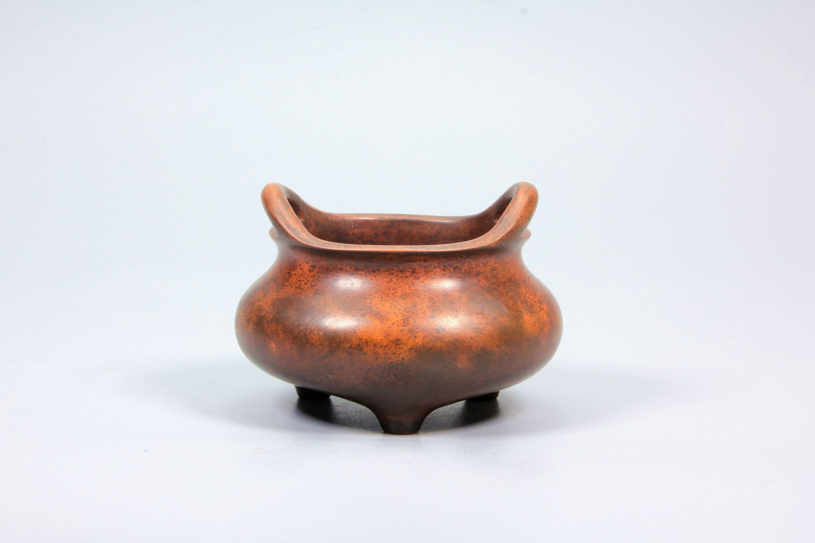 A THREE-LEG BRIDGE EAR BRONZE CENSER: A THREE-LEG BRIDGE EAR BRONZE CENSER H:5.5CM,D:7.9CM,372G