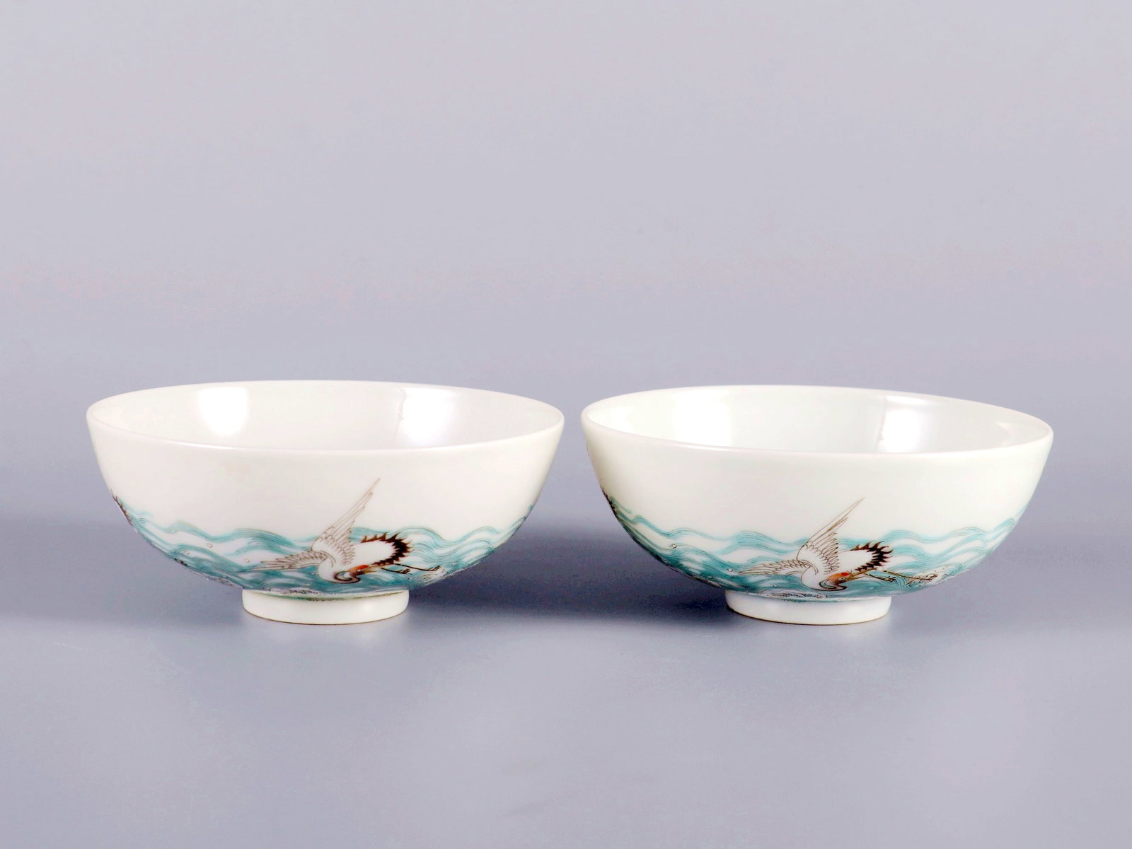 A PAIR OF FAMILLE ROSE SEAWATER AND CRANE CUPS: A PAIR OF FAMILLE ROSE SEAWATER AND CRANE CUPS H:4.2CM,D:9.5CM