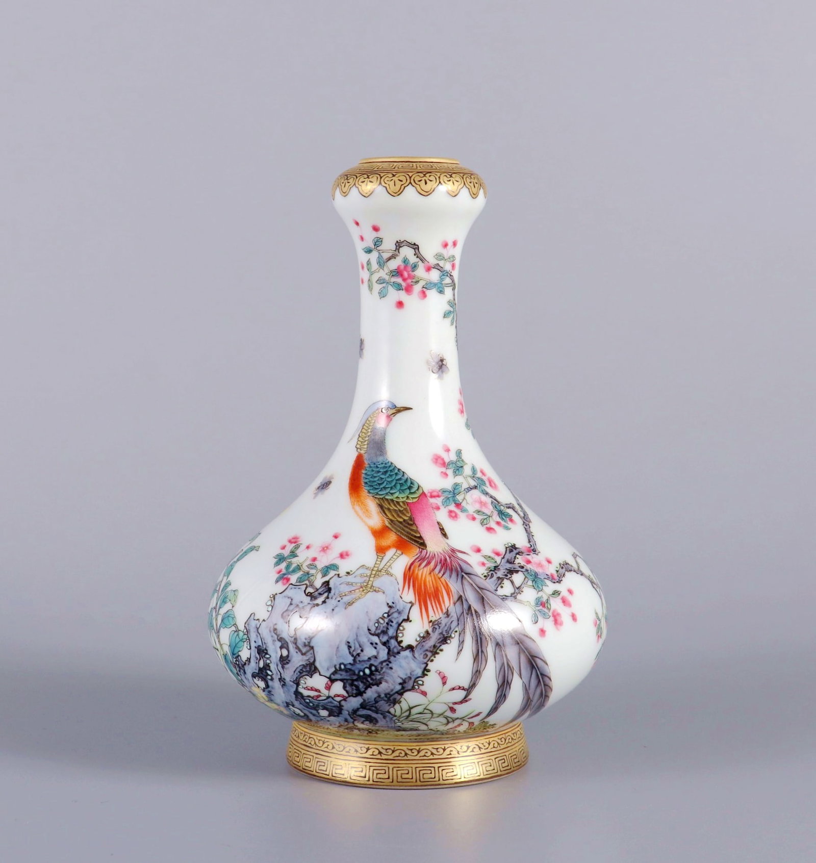 A ENAMEL PAINTED GOLD-DESCRIBED BIRD AND FLOWER GARLIC-HEAD VASE: A ENAMEL PAINTED GOLD-DESCRIBED BIRD AND FLOWER GARLIC-HEAD VASE H:15.5CM,D:10CM