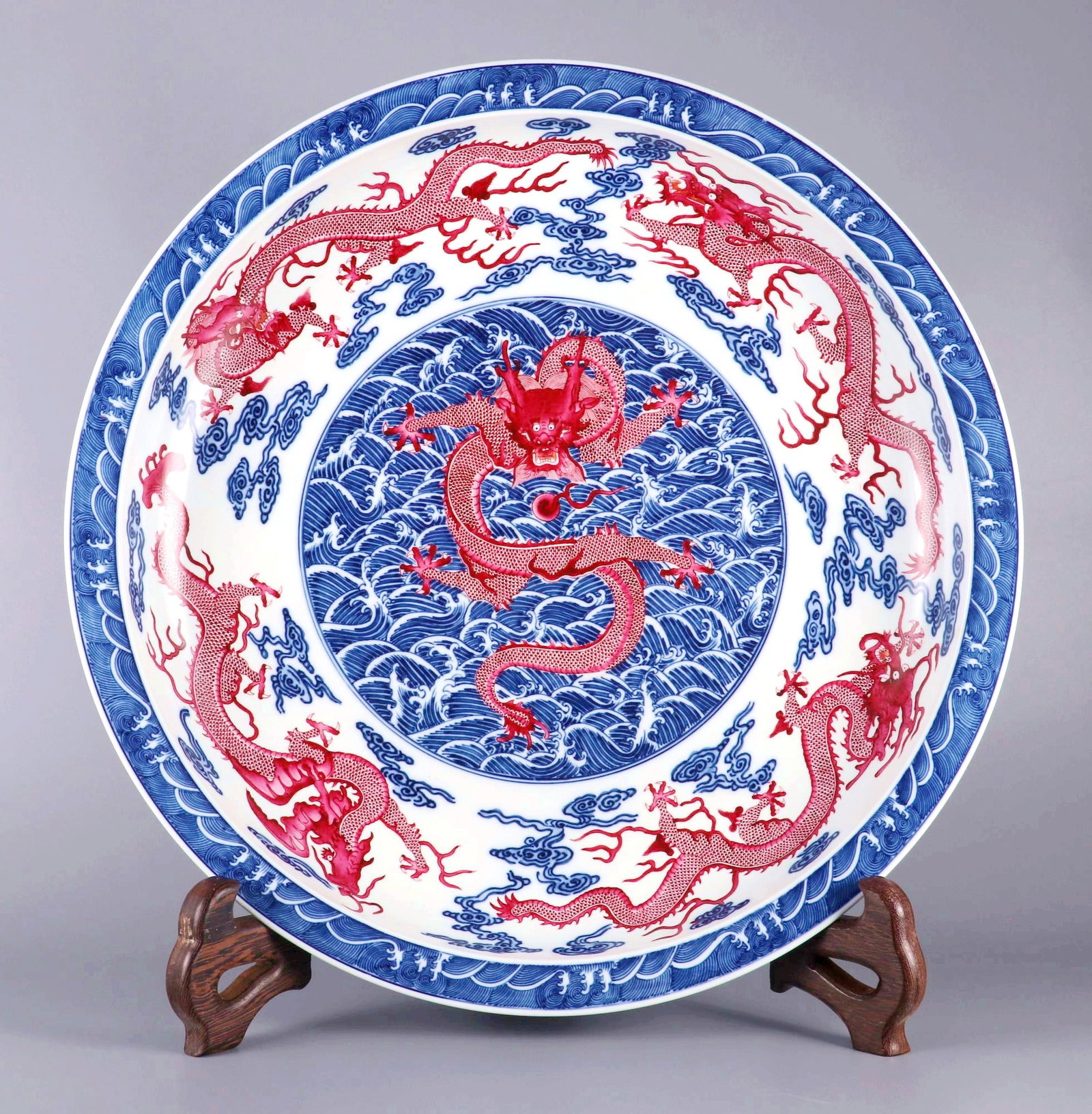 A BLUE AND WHITE CARMINE RED SEA WATER NINE DRAGON FOLDING RIM LARGE DISH: A BLUE AND WHITE CARMINE RED SEA WATER NINE DRAGON FOLDING RIM LARGE DISH H:8CM,D:49.5CM
