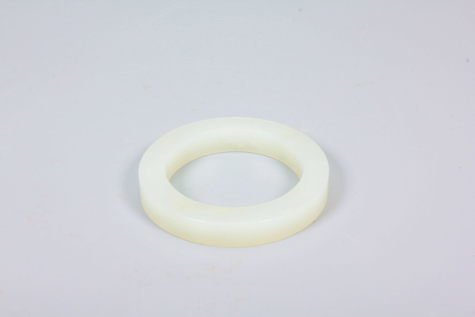 A HETIAN JADE RING: A HETIAN JADE RING D:5.4CM