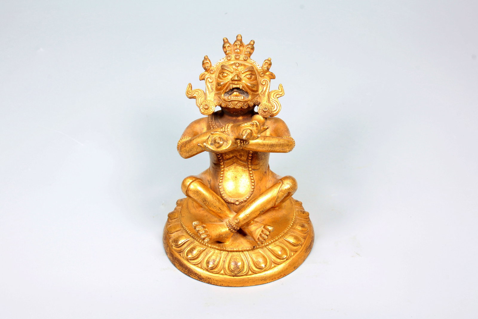 A GILT-BRONZE FIGURE OF DAINICHI NYORAI: A GILT-BRONZE FIGURE OF DAINICHI NYORAI H:10.5CM,W:8.9CM,810G