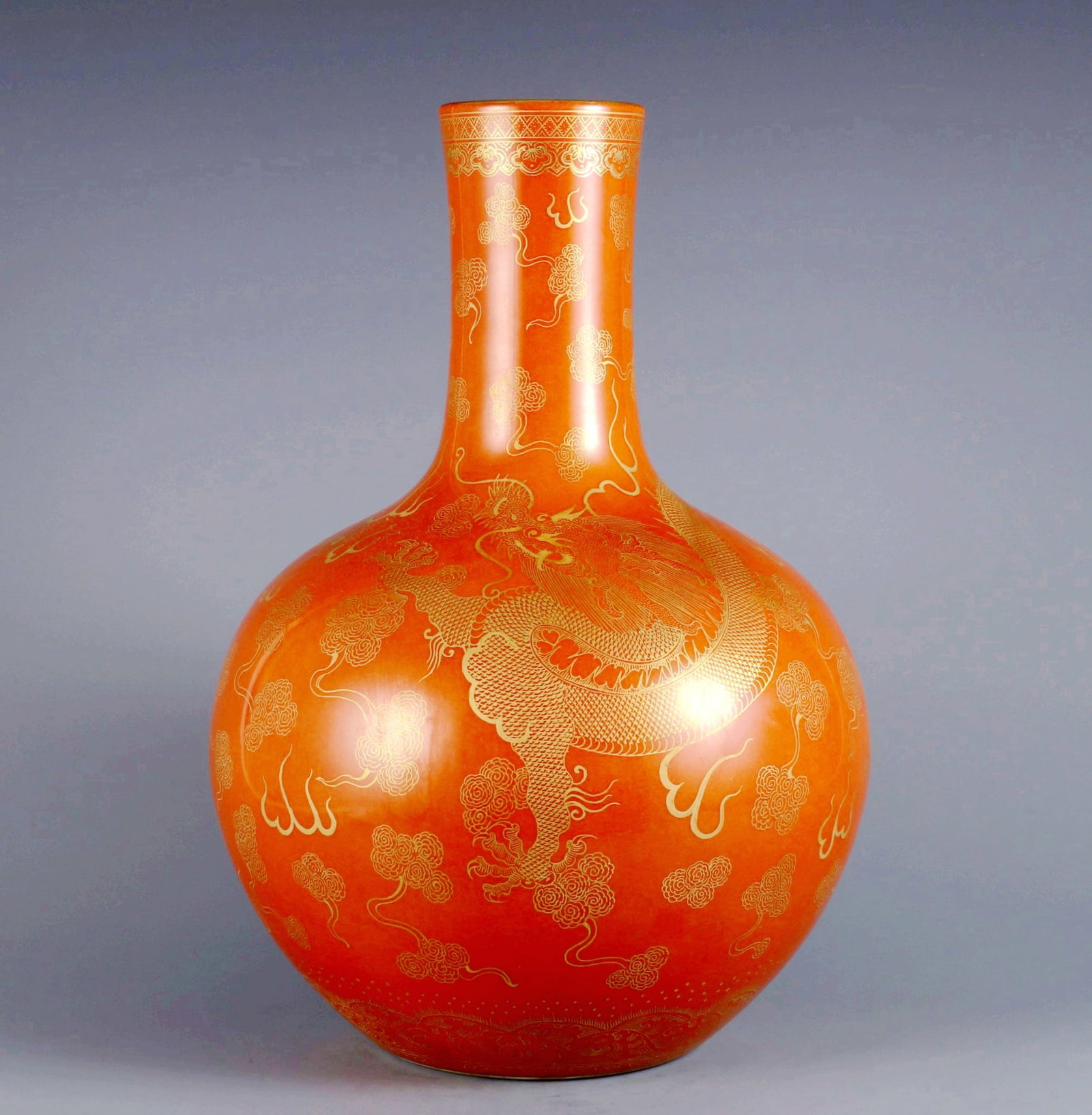 A IRON RED GROUND GOLD-DESCRIBED CLOUD DRAGON TIANQIU VASE: A IRON RED GROUND GOLD-DESCRIBED CLOUD DRAGON TIANQIU VASE H:36.2CM,D:7.5CM