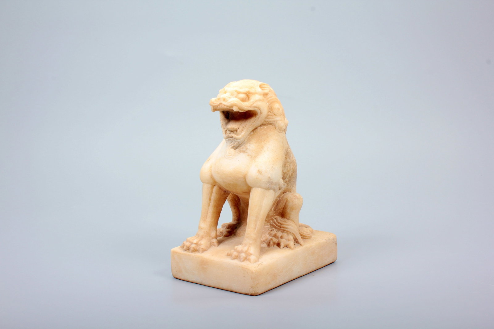 A WHITE MARBLE LION: A WHITE MARBLE LION H:13CM,L:7.3CM,W:9.5CM