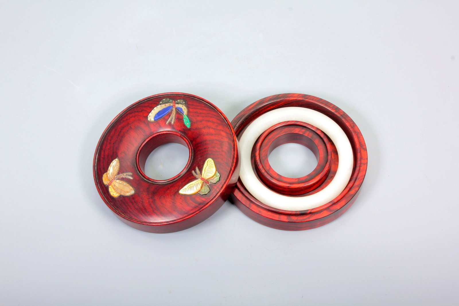 A HETIAN JADE BRACELET WITH ZITAN INLAID GEM COVER BOX: A HETIAN JADE BRACELET WITH ZITAN INLAID GEM COVER BOX 1.D:5.65CM;2.H:3.2CM,D:9.5CM