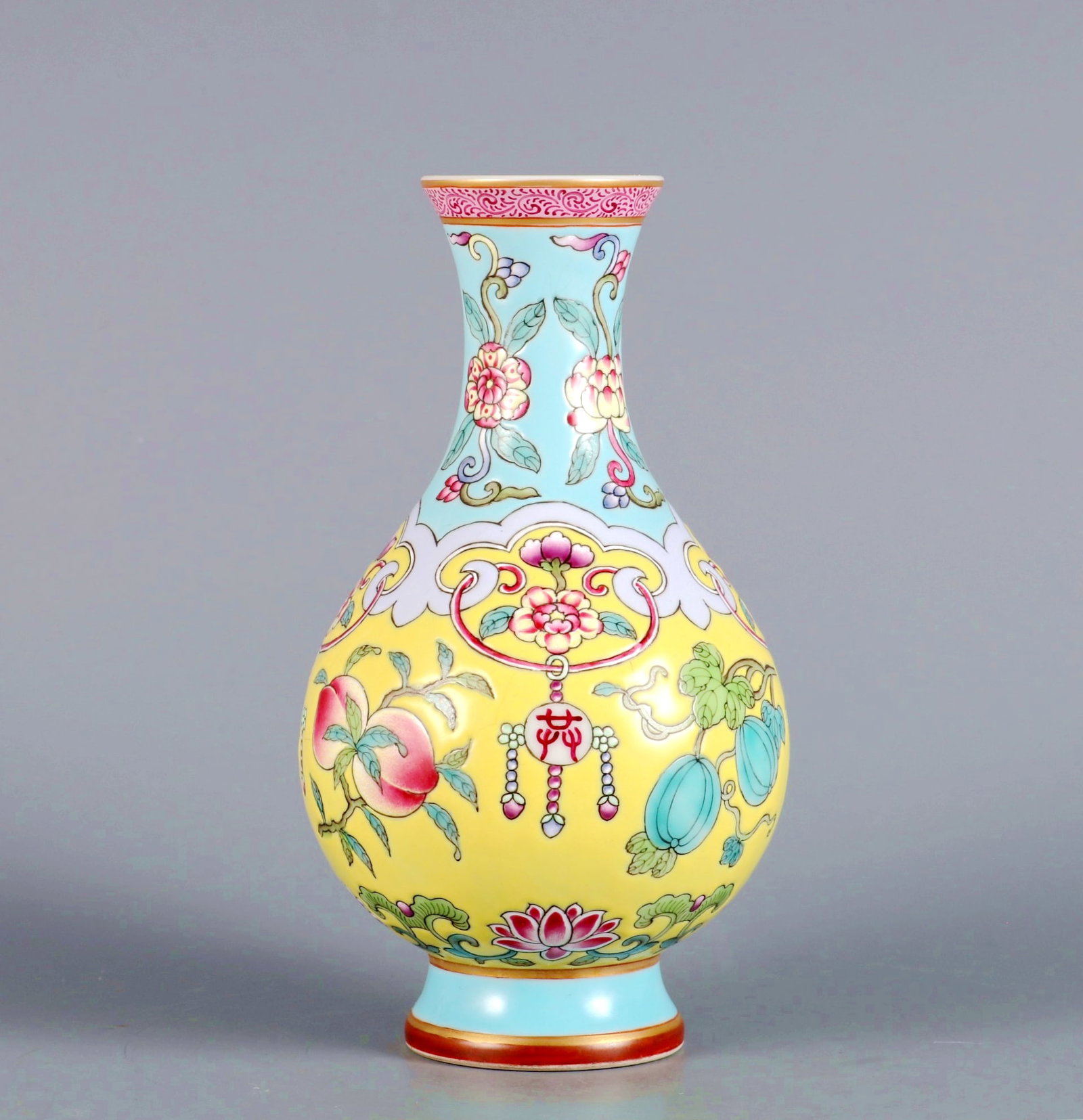A ENAMEL PAINTED PEERLESS LONGEVITY GUANYIN VASE (1 of 9)
