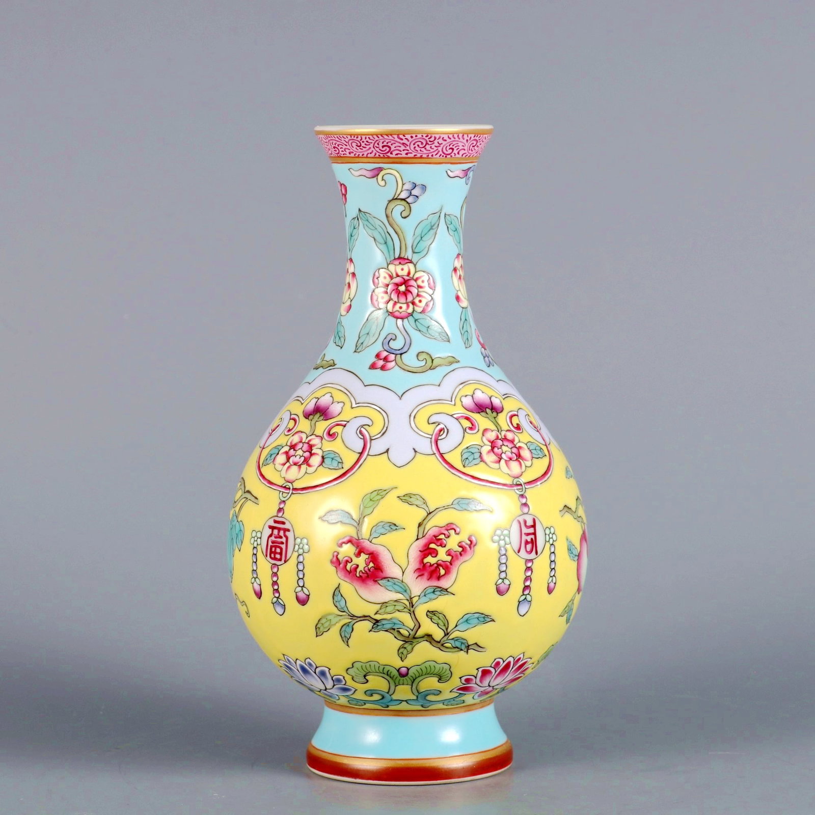 A ENAMEL PAINTED PEERLESS LONGEVITY GUANYIN VASE - 2