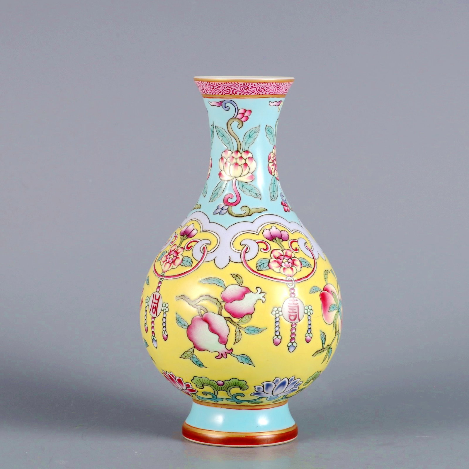 A ENAMEL PAINTED PEERLESS LONGEVITY GUANYIN VASE - 3
