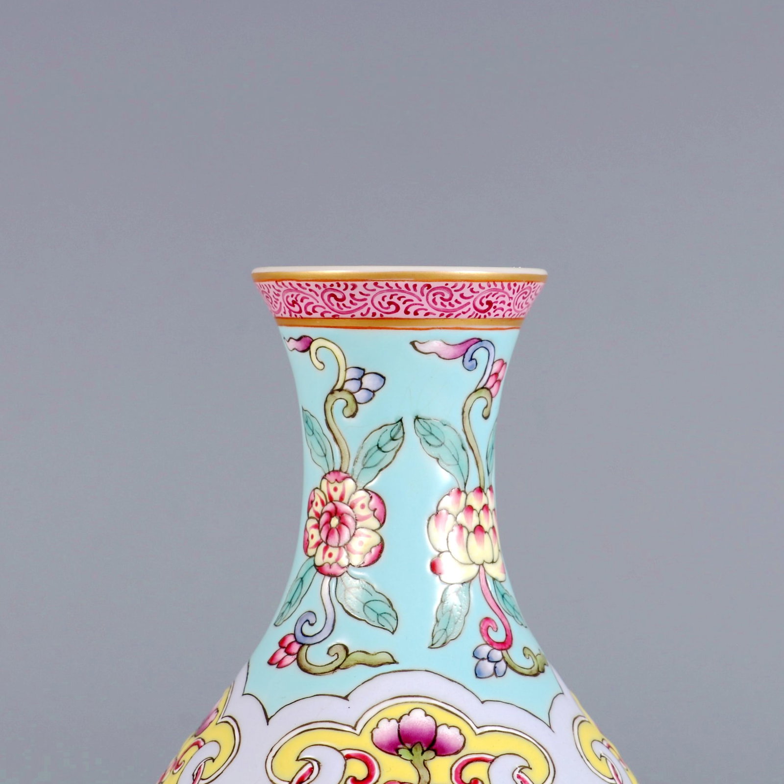 A ENAMEL PAINTED PEERLESS LONGEVITY GUANYIN VASE - 4