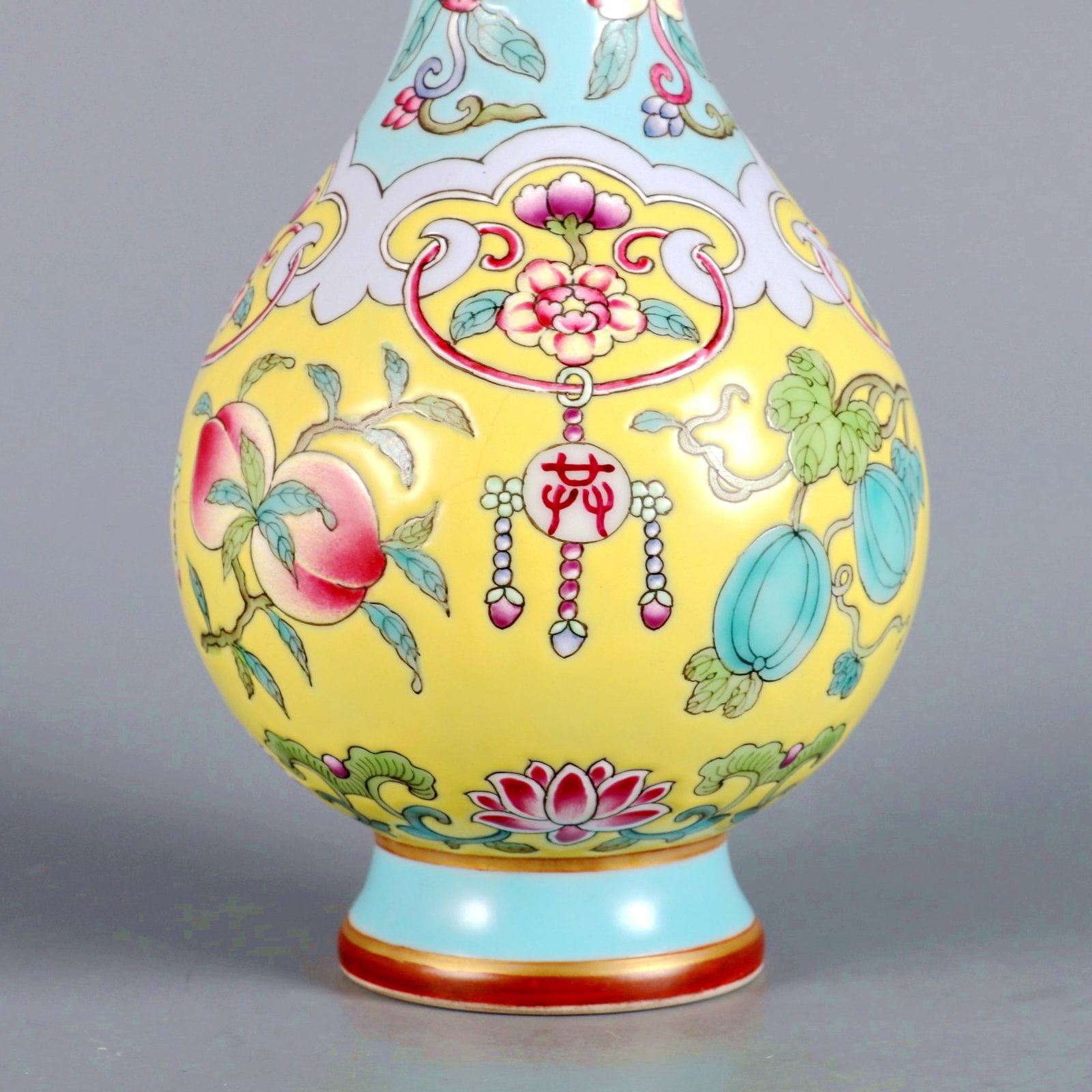 A ENAMEL PAINTED PEERLESS LONGEVITY GUANYIN VASE - 5
