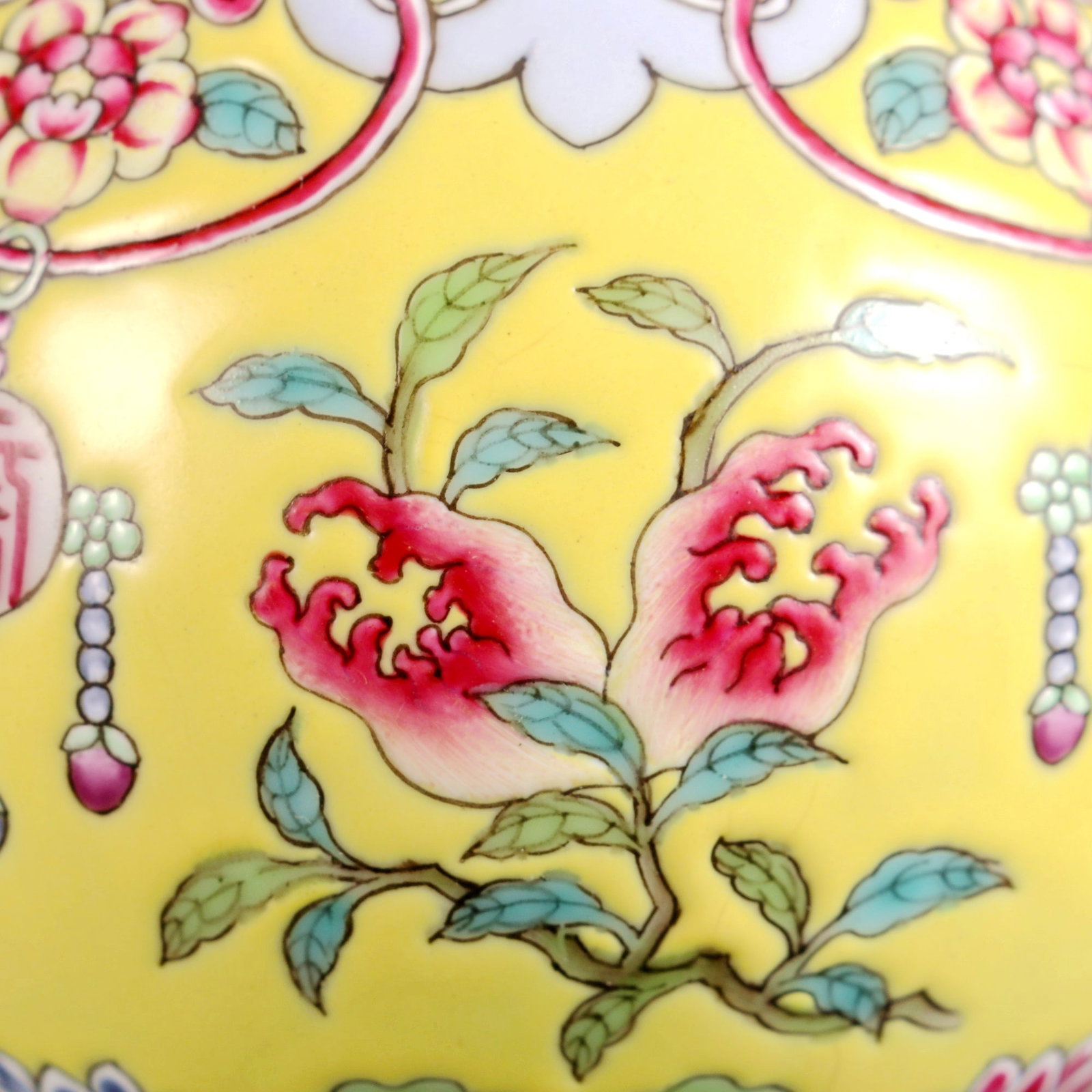 A ENAMEL PAINTED PEERLESS LONGEVITY GUANYIN VASE - 6