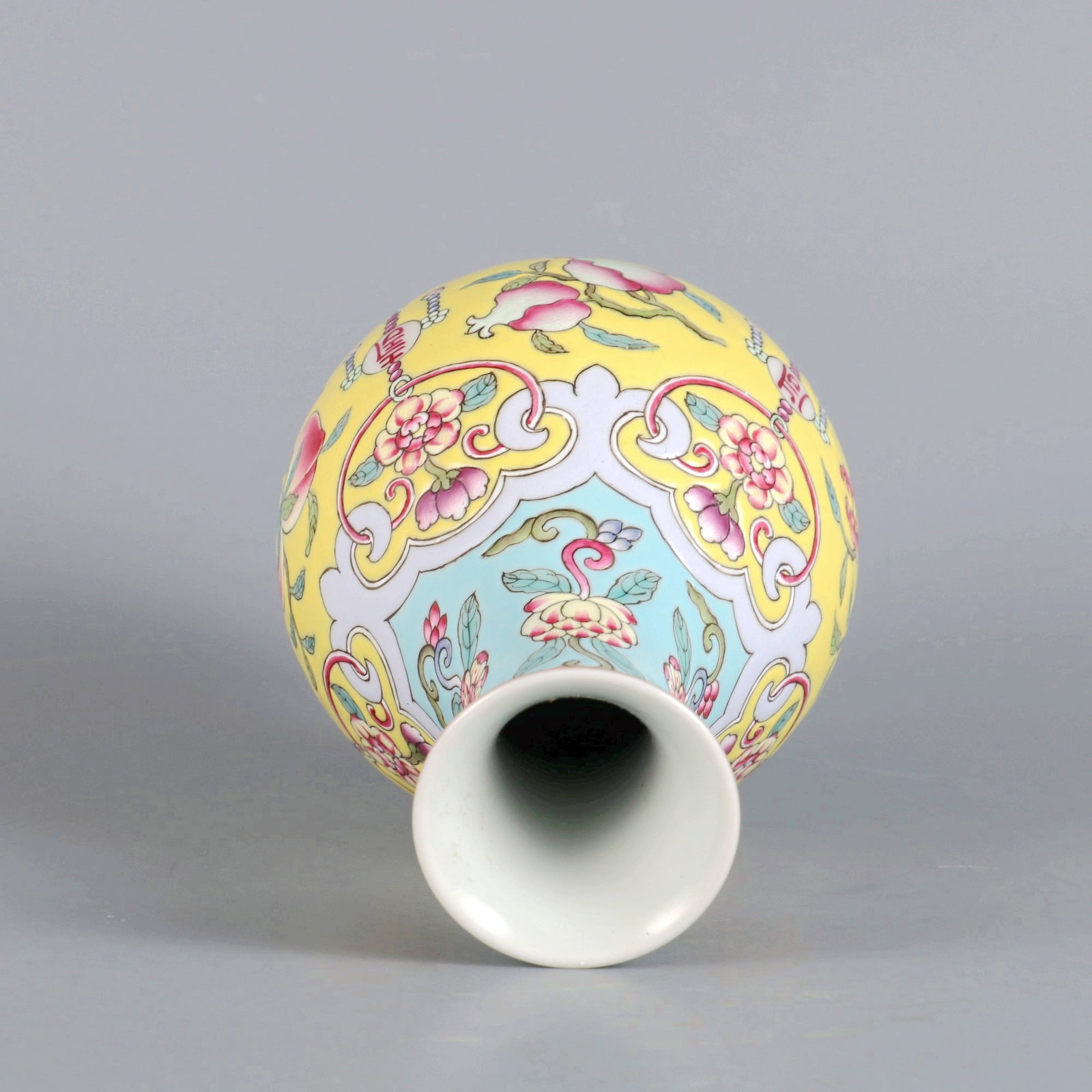 A ENAMEL PAINTED PEERLESS LONGEVITY GUANYIN VASE - 7