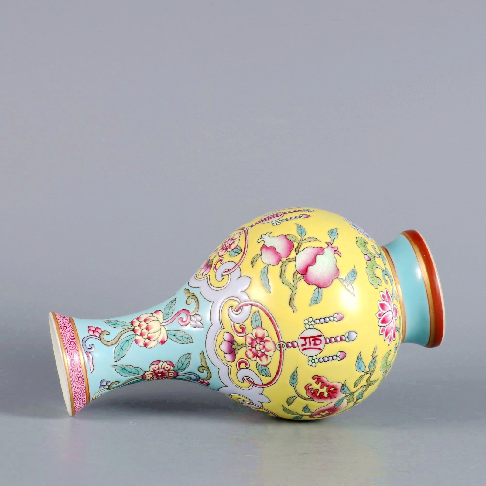A ENAMEL PAINTED PEERLESS LONGEVITY GUANYIN VASE - 8
