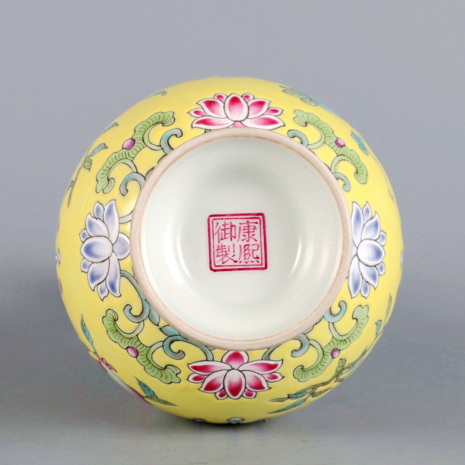 A ENAMEL PAINTED PEERLESS LONGEVITY GUANYIN VASE - 9