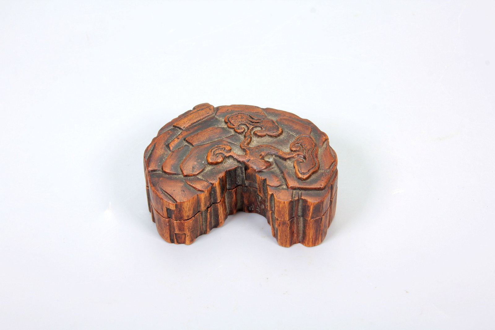 A EAGLEWOOD GANODERMA LINGZHI PATTERN COVER BOX: A EAGLEWOOD GANODERMA LINGZHI PATTERN COVER BOX H:3CM,L:4.7CM,W:6.8CM