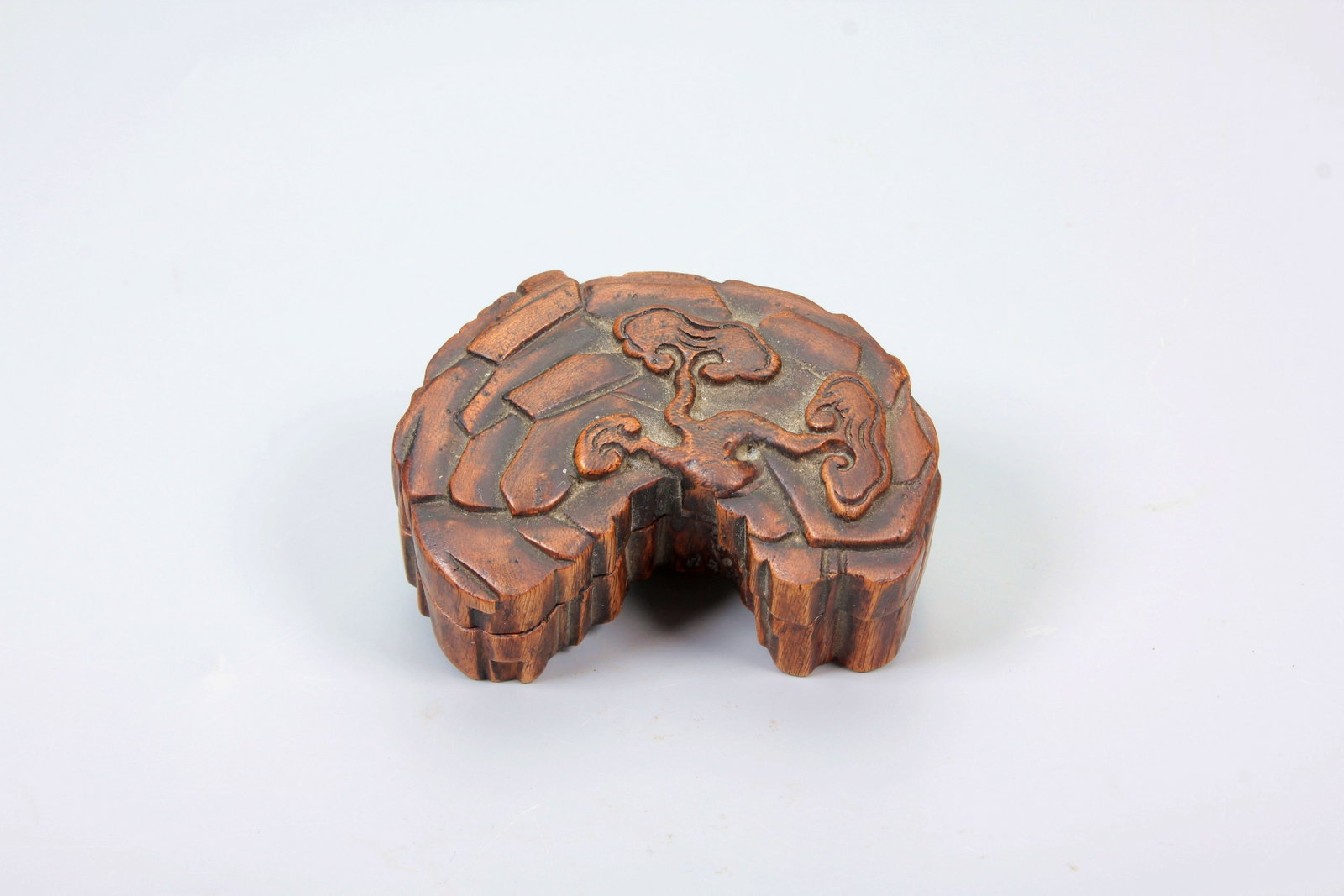 A EAGLEWOOD GANODERMA LINGZHI PATTERN COVER BOX - 2