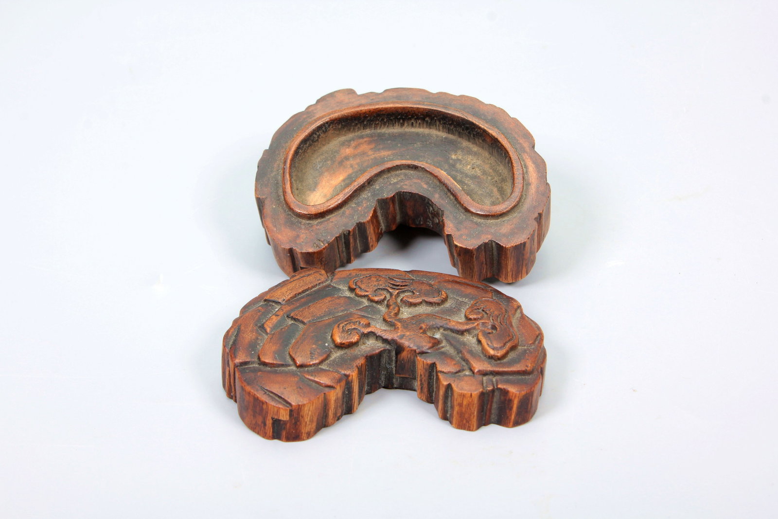 A EAGLEWOOD GANODERMA LINGZHI PATTERN COVER BOX - 3