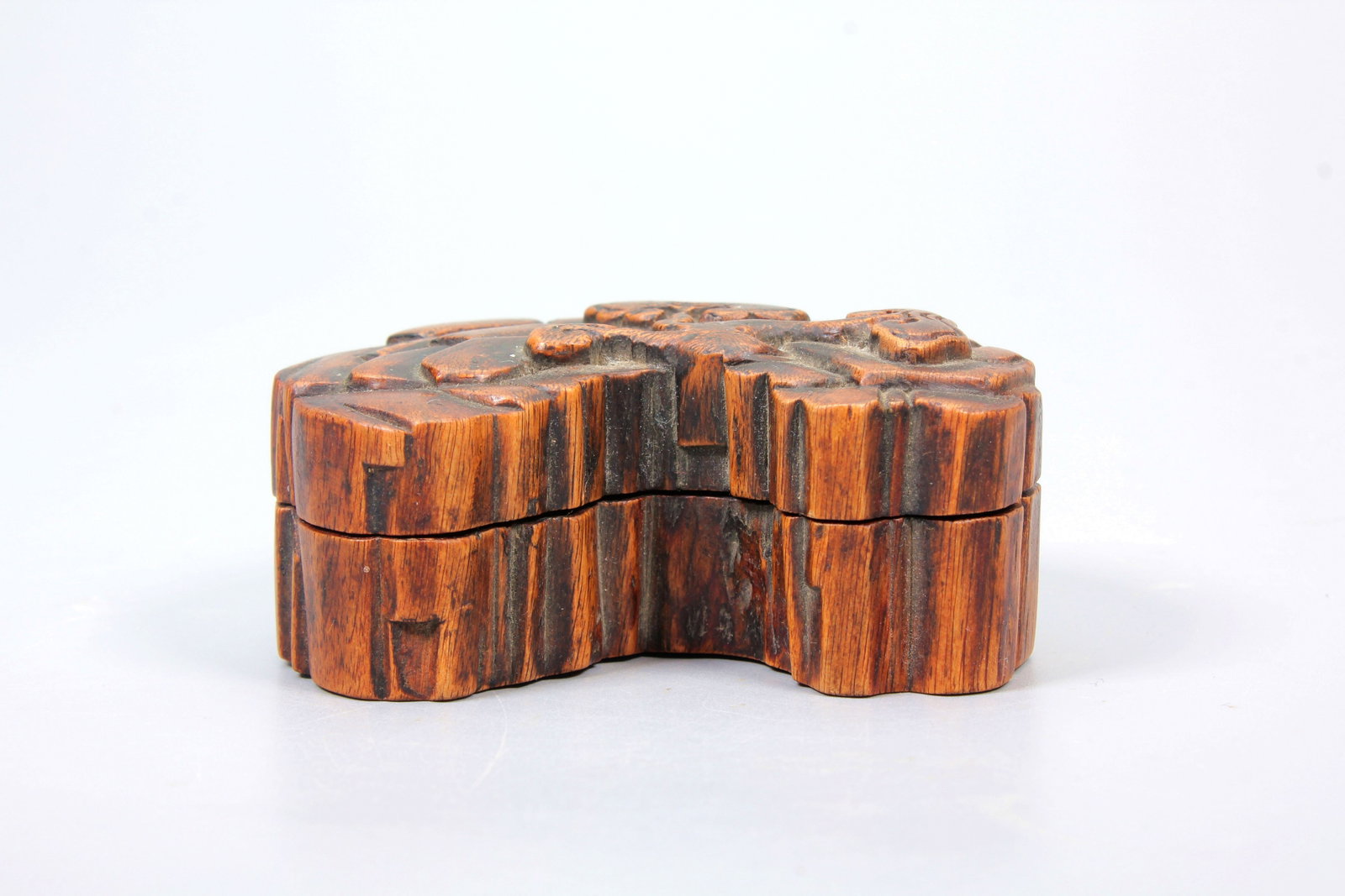 A EAGLEWOOD GANODERMA LINGZHI PATTERN COVER BOX - 6