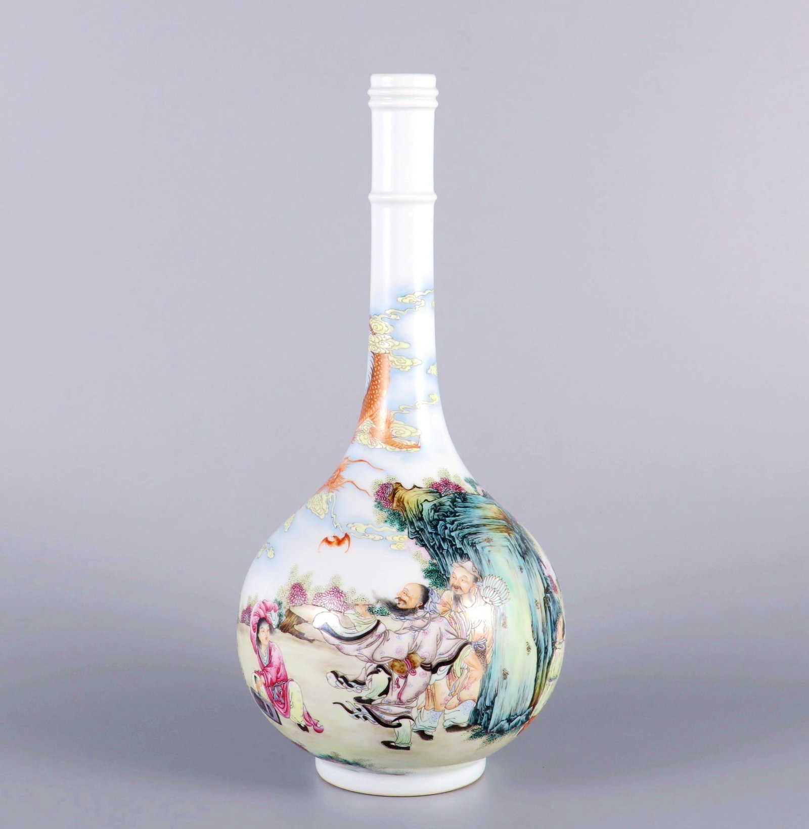 A FAMILLE ROSE EYE-POINTING DRAGON PEAR-SHAPED VASE: A FAMILLE ROSE EYE-POINTING DRAGON PEAR-SHAPED VASE H:30CM,D:13.5CM