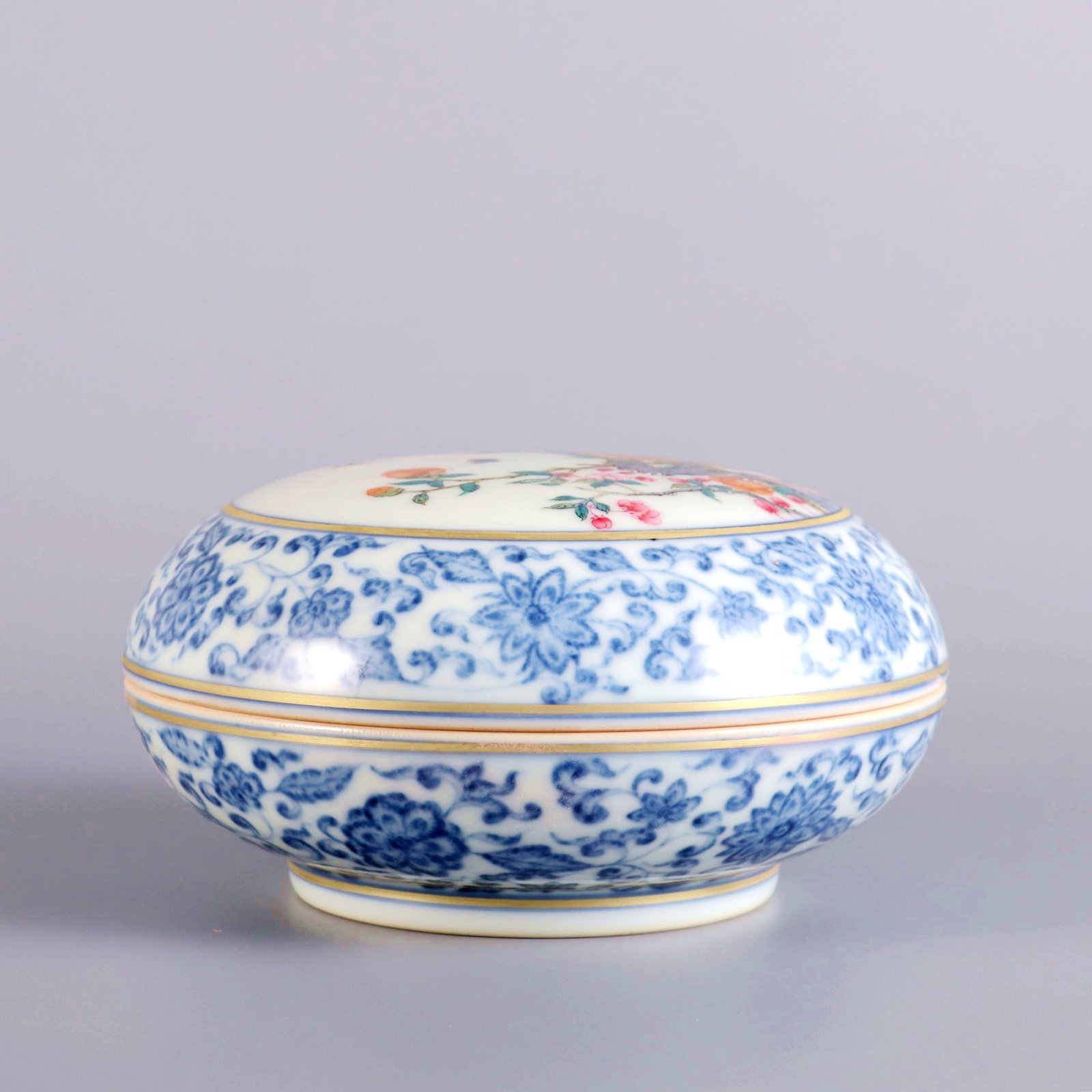 A BLUE AND WHITE LOTUS OPEN WINDOW FAMILLE ROSE BIRD AND FLOWER FRUIT BOX: A BLUE AND WHITE LOTUS OPEN WINDOW FAMILLE ROSE BIRD AND FLOWER FRUIT BOX H:6.5CM,D:12.5CM