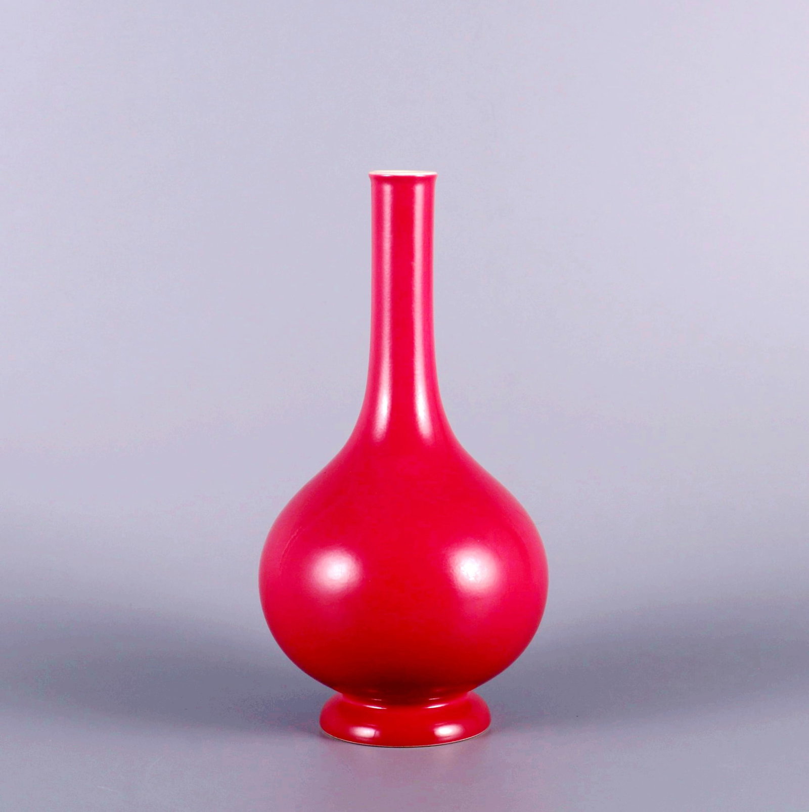 A CARMINE RED GLAZED PEAR-SHAPED VASE: A CARMINE RED GLAZED PEAR-SHAPED VASE H:22.5CM,D:11CM