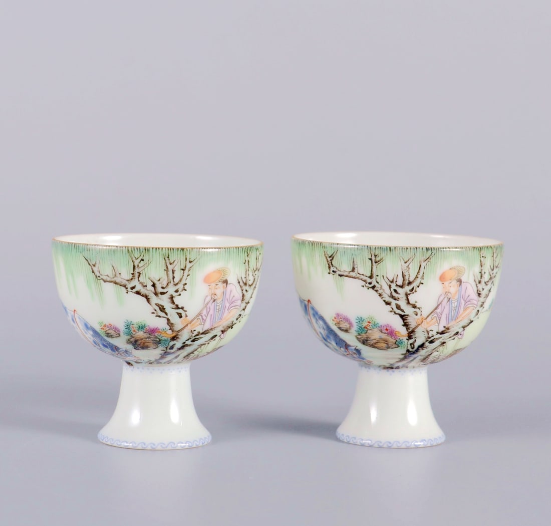 A PAIR OF FAMILLE ROSE FIGURAL AND HORSE WINE CUPS: A PAIR OF FAMILLE ROSE FIGURAL AND HORSE WINE CUPS H:4.8CM,D:5.2CM