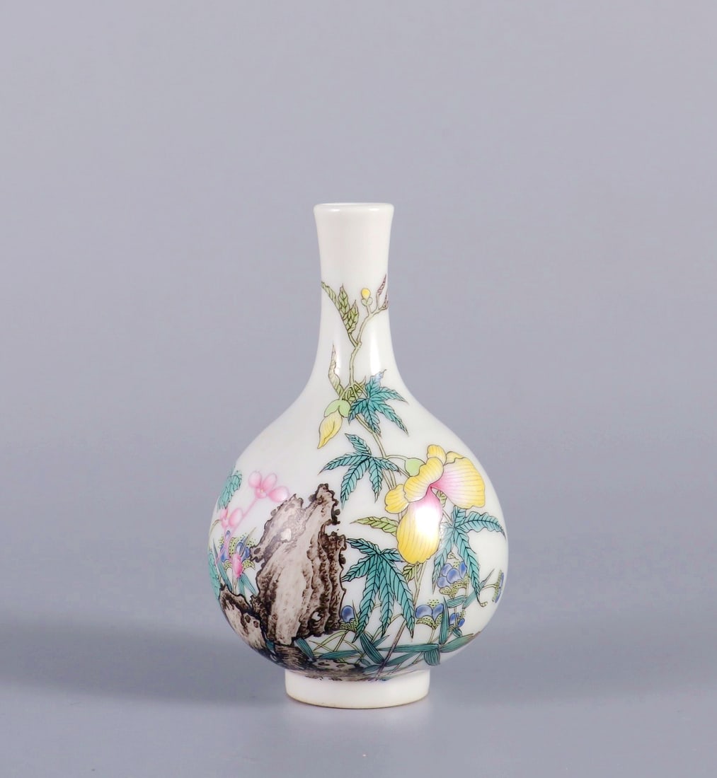 A ENAMEL PAINTED FLOWER SNUFF BOTTLE: A ENAMEL PAINTED FLOWER SNUFF BOTTLE H:8.8CM,D:5CM