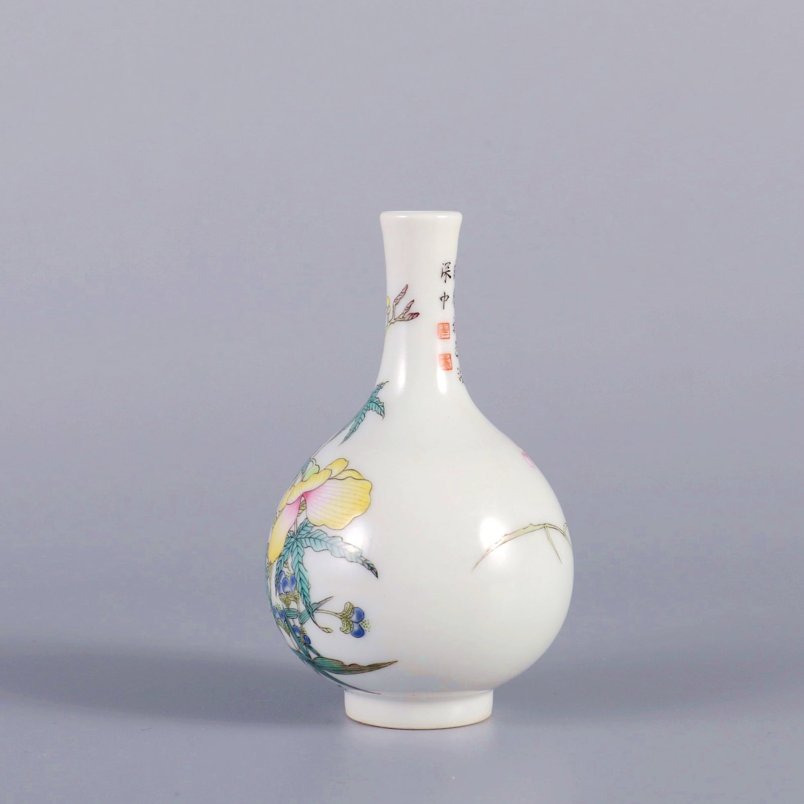 A ENAMEL PAINTED FLOWER SNUFF BOTTLE - 2