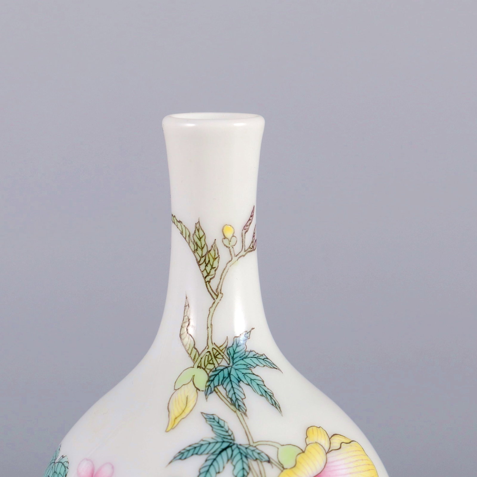 A ENAMEL PAINTED FLOWER SNUFF BOTTLE - 4