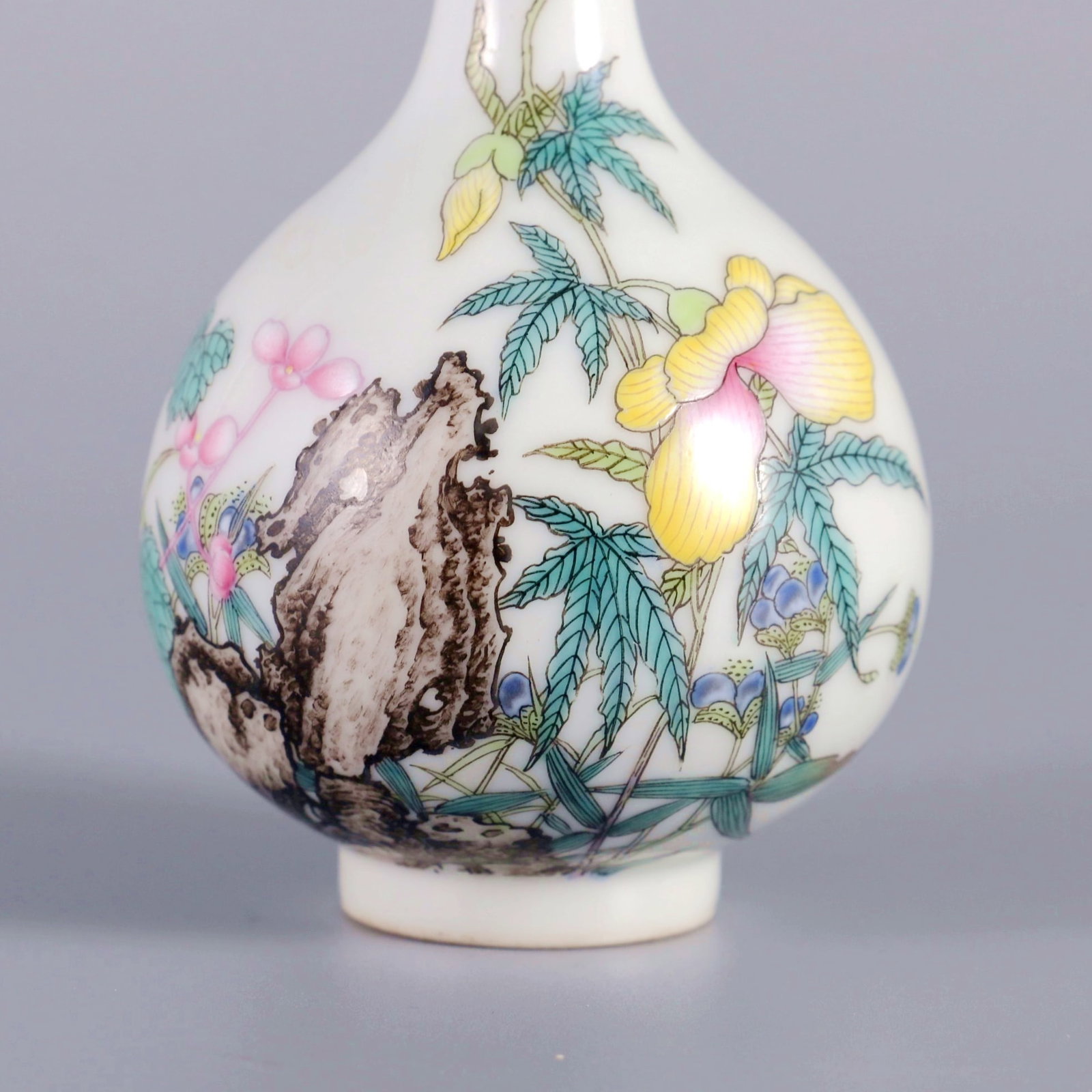 A ENAMEL PAINTED FLOWER SNUFF BOTTLE - 5