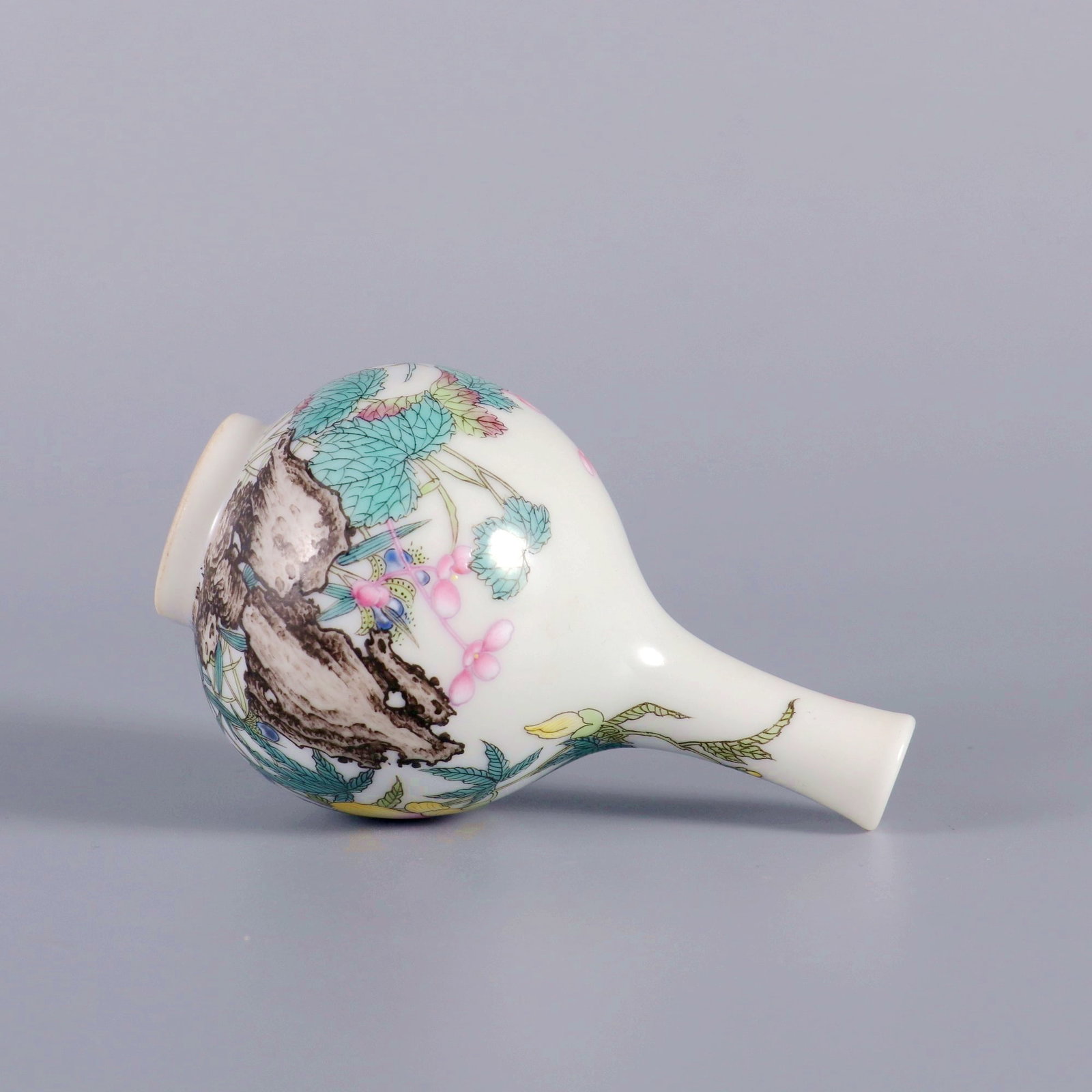 A ENAMEL PAINTED FLOWER SNUFF BOTTLE - 6