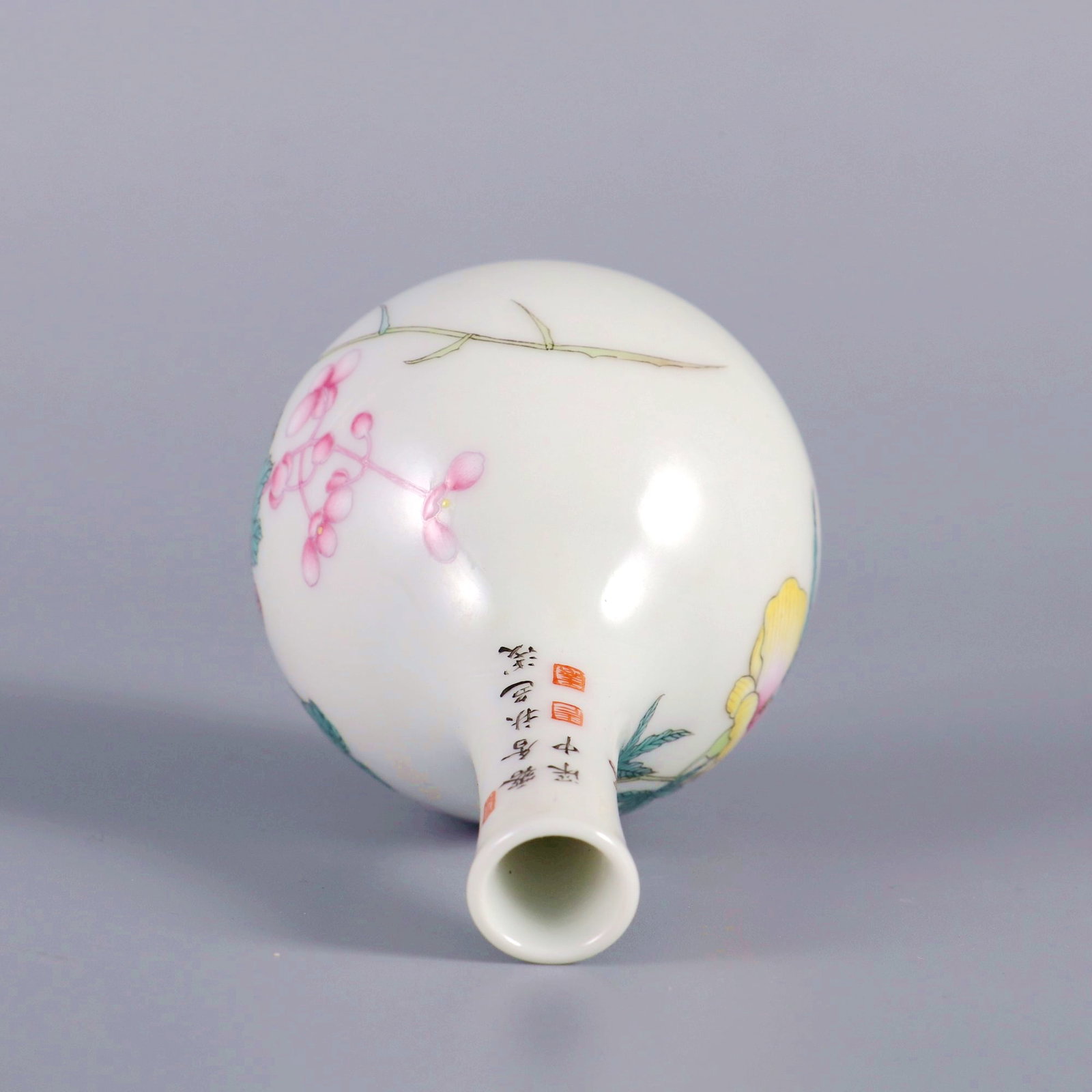 A ENAMEL PAINTED FLOWER SNUFF BOTTLE - 7
