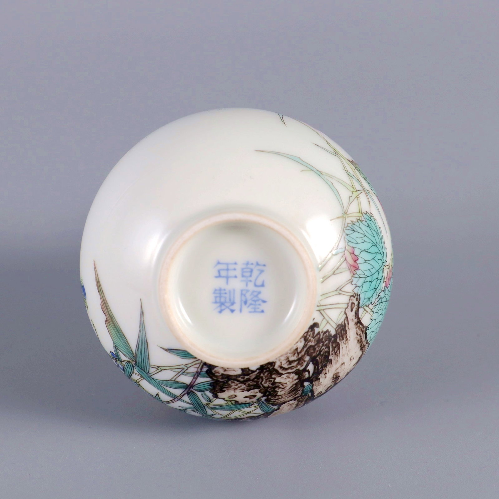 A ENAMEL PAINTED FLOWER SNUFF BOTTLE - 8