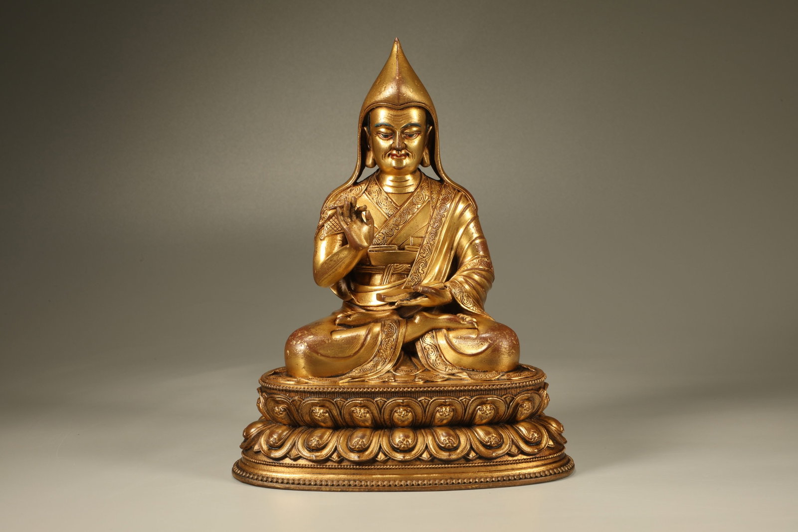 A Gilt Bronze Tsongkhapa Figure: A Gilt Bronze Tsongkhapa Figure (20.5 x 16 x 12cm)