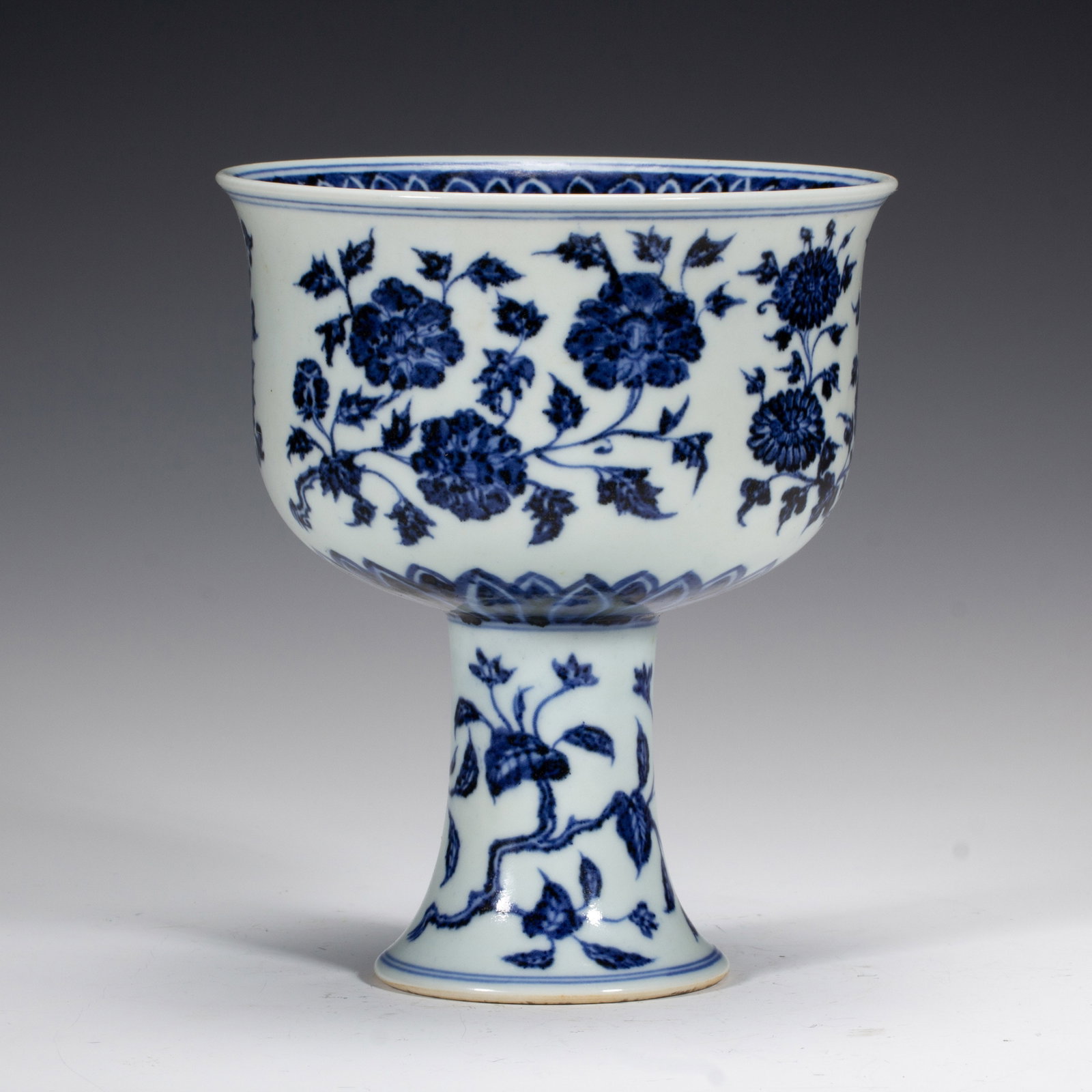 A Chinese Blue and White Floral Stem Cup: A Chinese Blue and White Floral Stem Cup (15.5 x 15.5 x 18cm,Weight 700g)