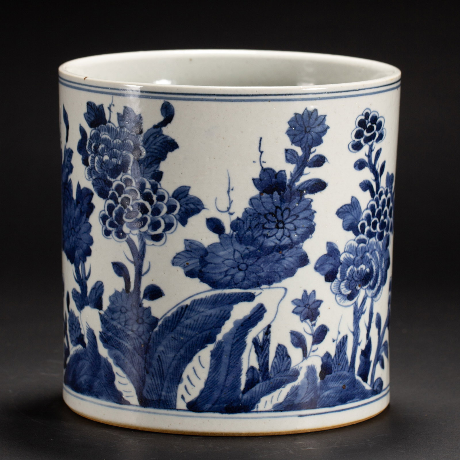 A Chinese Blue and White Floral Brush Pot: A Chinese Blue and White Floral Brush Pot (18 x 18 x 18cm,Weight 2430g)