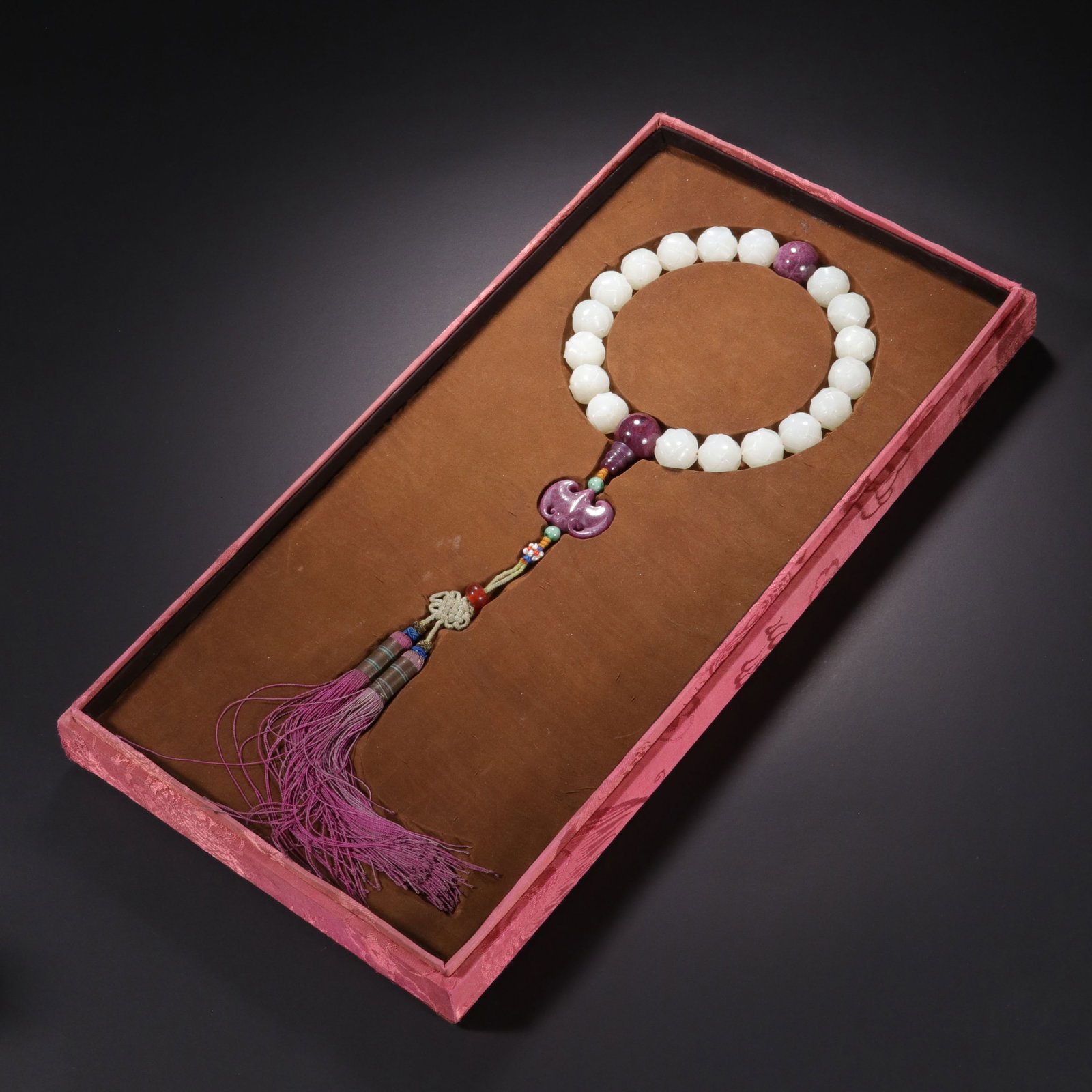 A Chinese White Jade Eighteen-Bead Hand String: A Chinese White Jade Eighteen-Bead Hand String (1.9cm)