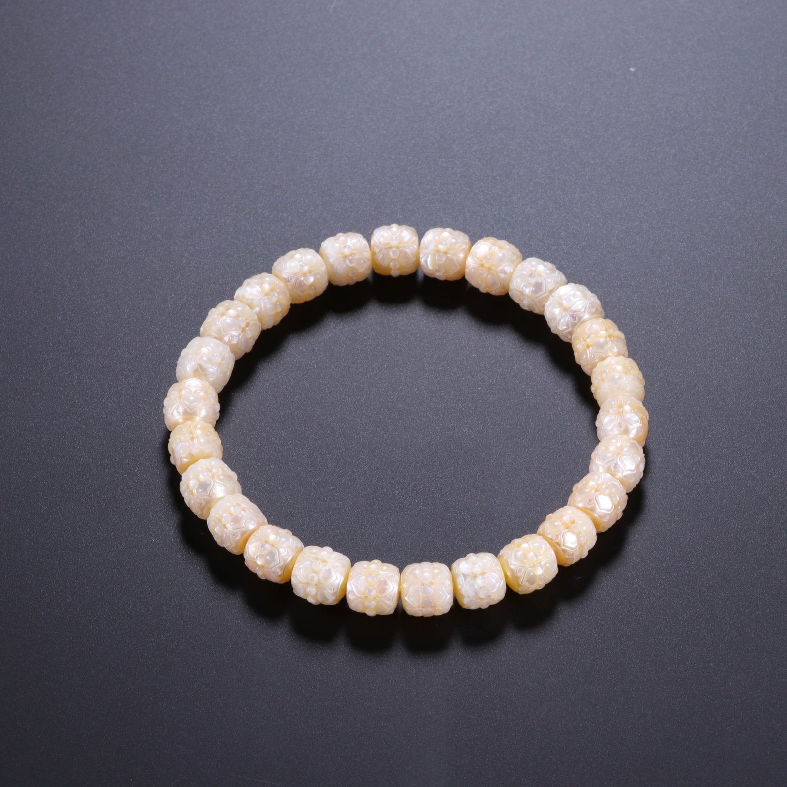 A Chinese Carved Pearl Bracelet: A Chinese Carved Pearl Bracelet (0.7cm)