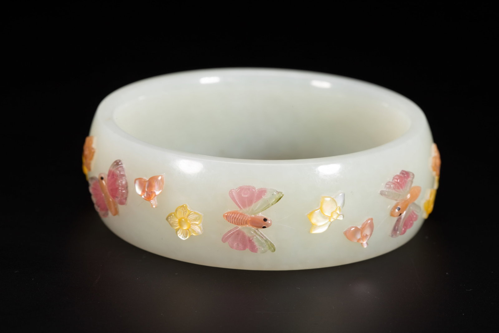 A Chinese Hetian Jade Bangle with Gemstone Inlay: A Chinese Hetian Jade Bangle with Gemstone Inlay (7 x 7cm,Weight 80g)