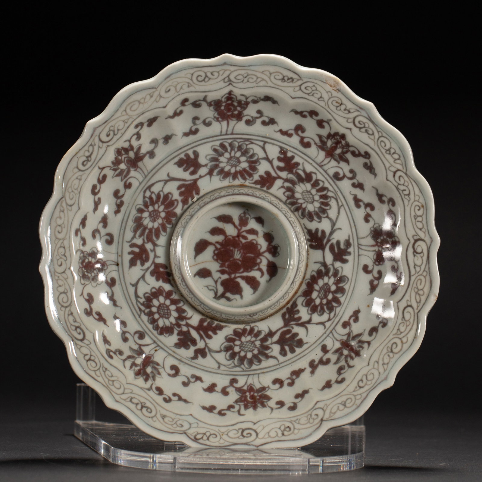 A Chinese Underglaze Red Floral Dish: A Chinese Underglaze Red Floral Dish (20 x 20 x 3cm,Weight 480g)