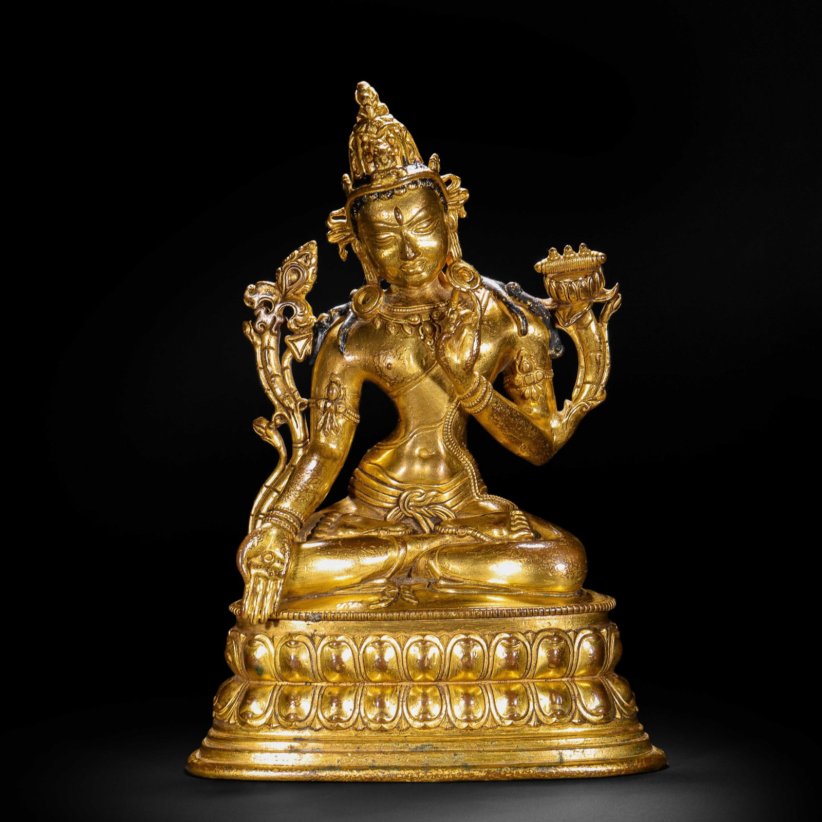 A Chinese Gilt-Bronze Seated Bodhisattva Statue: A Chinese Gilt-Bronze Seated Bodhisattva Statue (19 x 12 x 26cm,Weight 4200g)