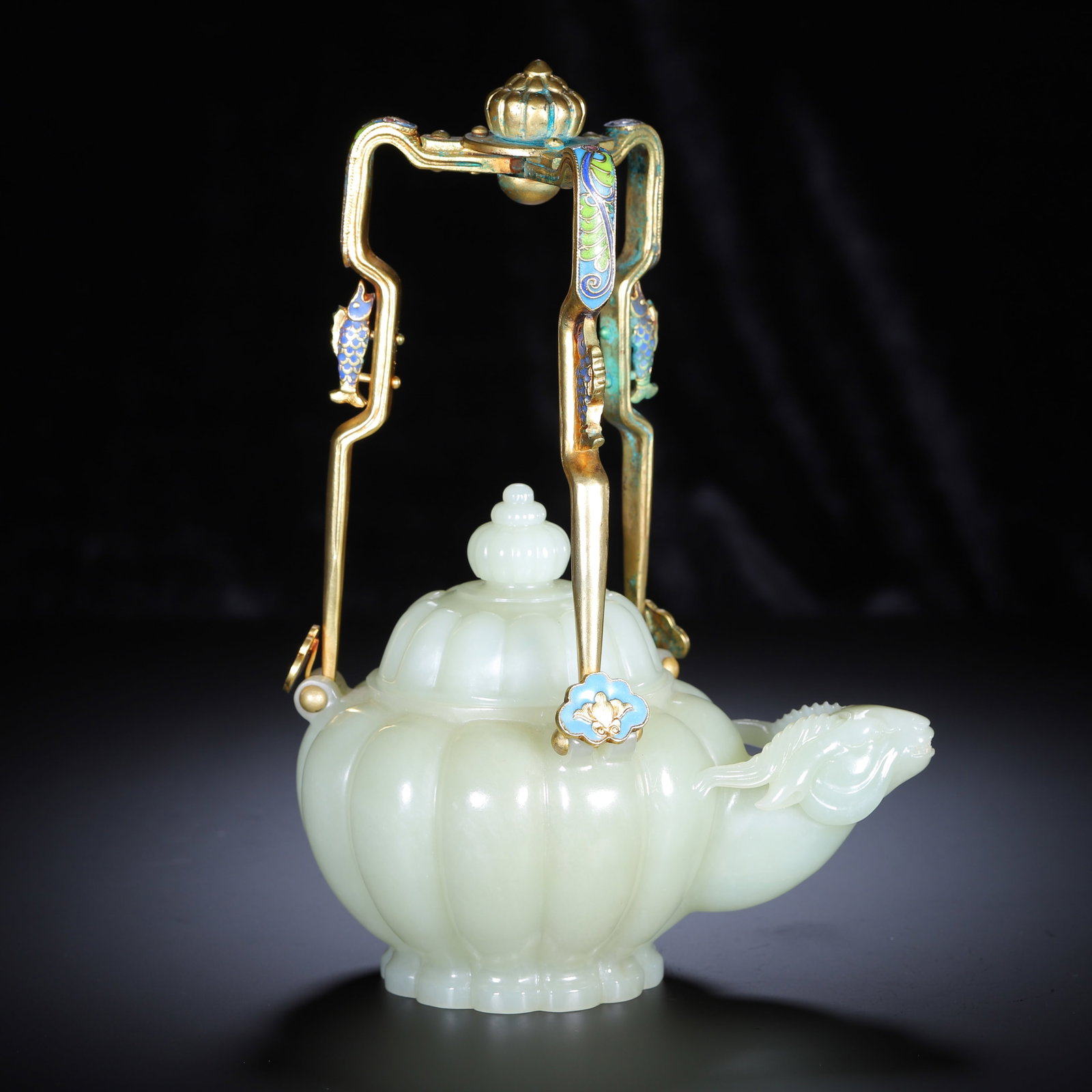 A CHINESE HETIAN JADE TEAPOT WITH RAM-HEAD SPOUT AND GILT-METAL HANDLE: A CHINESE HETIAN JADE TEAPOT WITH RAM-HEAD SPOUT AND GILT-METAL HANDLE (16 x 11 x 22.5 cm,Weight 720g)